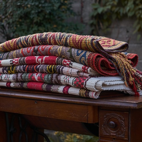 Mantas en telar nativo